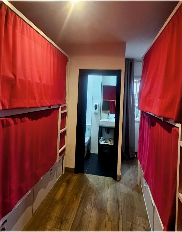 Bed in gedeelde gemengde slaapzaal met 8 bedden — VAD HOSTEL ALICANTE - Albergue Juvenil