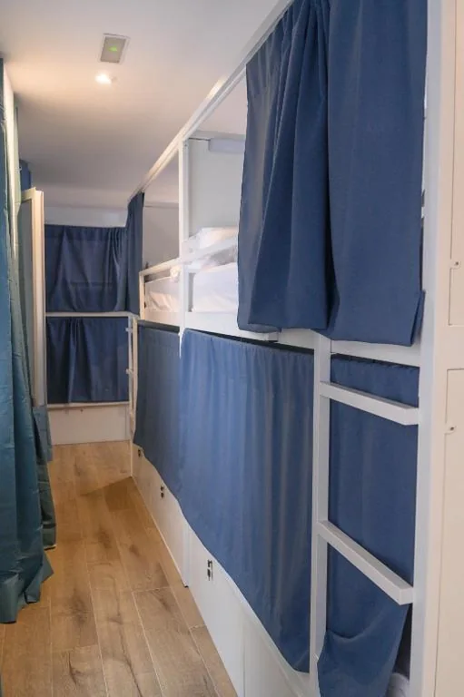 Eenpersoonsbed in gedeelde gemengde slaapzaal met 16 bedden — VAD HOSTEL ALICANTE - Albergue Juvenil