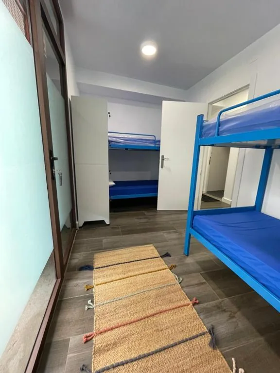 Habitación Cuádruple Deluxe — Vagabond Vieiras Beds & Communal Dinner Included Albergue LE-210