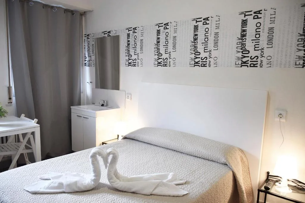 Doppelzimmer mit Gemeinschaftsbad — VALENCIA SUITS YOU Centro Histórico, Establecimiento Automatizado-Fast Auto Check in&Out, Solo para Adultos-Adults only