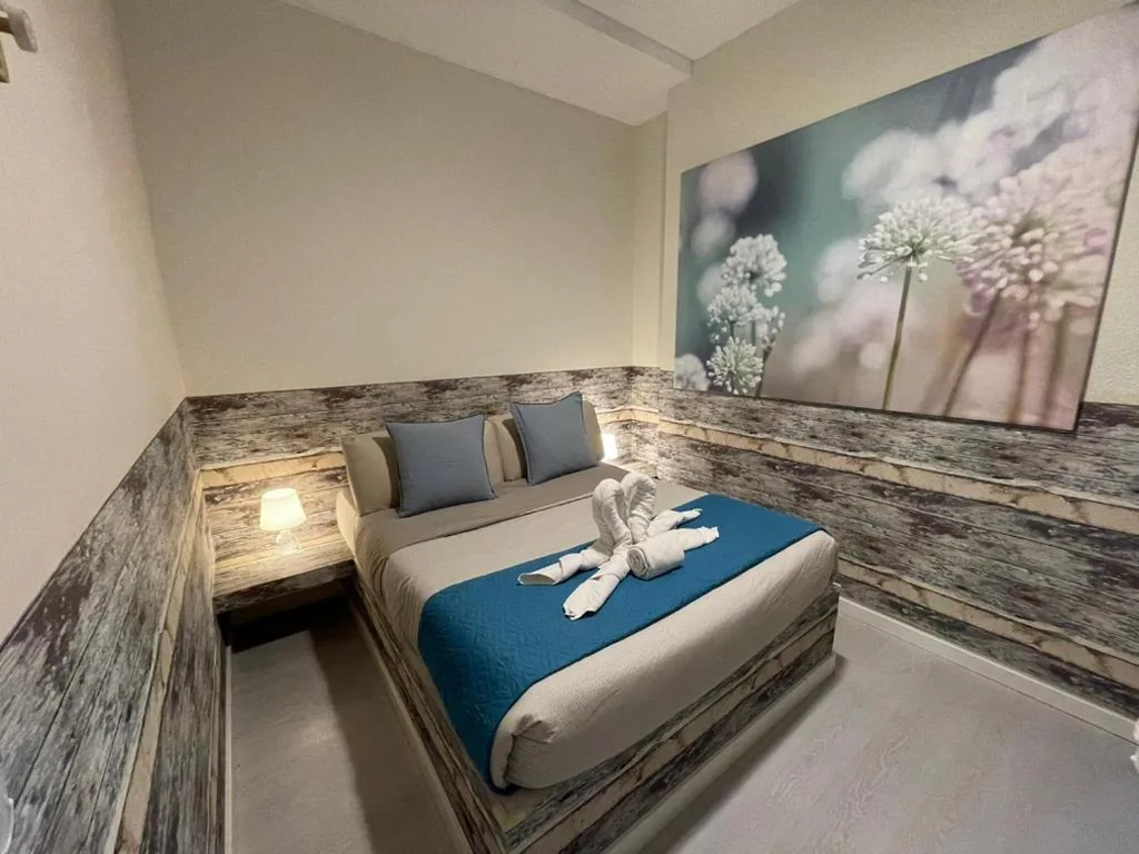 Kleines Doppelzimmer mit externem eigenem Bad — VALENCIA SUITS YOU Centro Histórico, Establecimiento Automatizado-Fast Auto Check in&Out, Solo para Adultos-Adults only