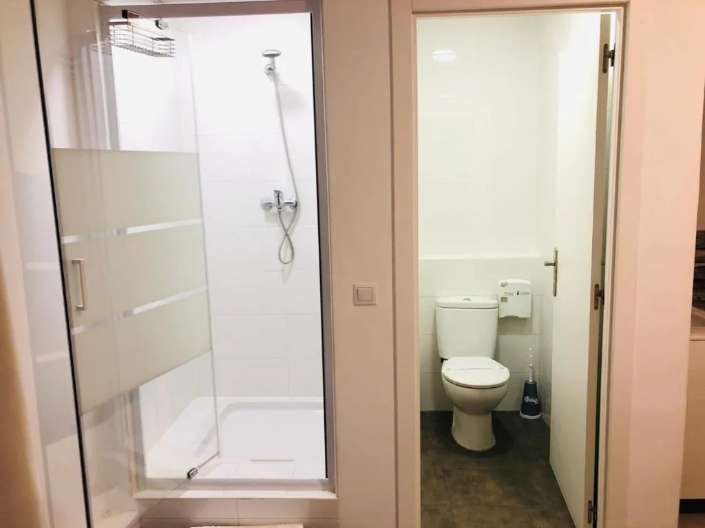 Kleines Doppelzimmer mit eigenem Bad — VALENCIA SUITS YOU Centro Histórico, Establecimiento Automatizado-Fast Auto Check in&Out, Solo para Adultos-Adults only