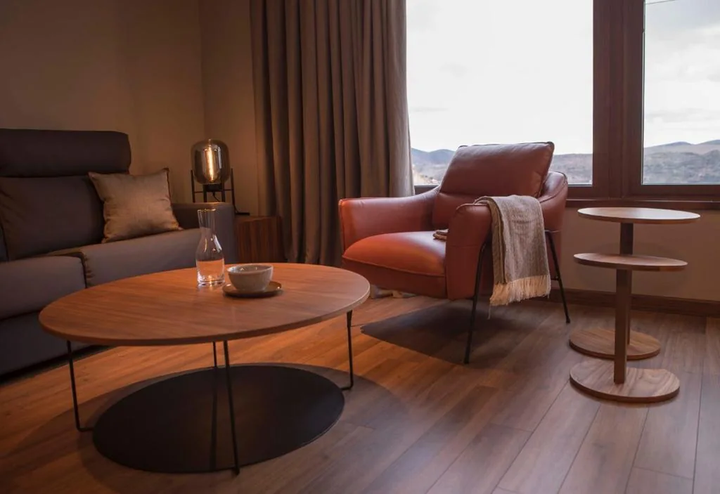 Suite con cama extragrande y bañera de hidromasaje - 3 — Vallivana Suites