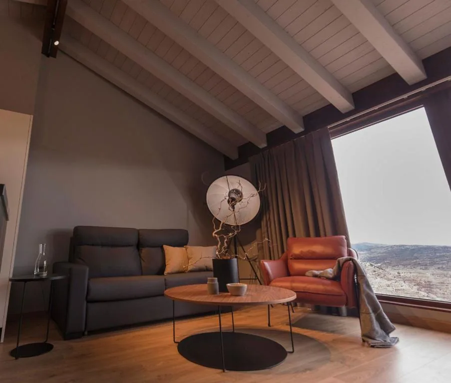 Suite con cama extragrande y bañera de hidromasaje - 4 — Vallivana Suites