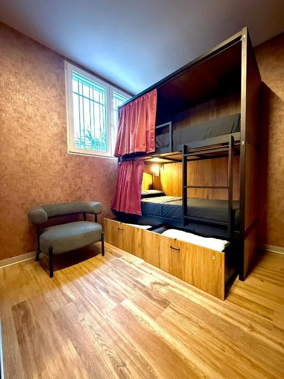 Etagenbett in gemischtem Schlafsaal — Velvet Hostel Business