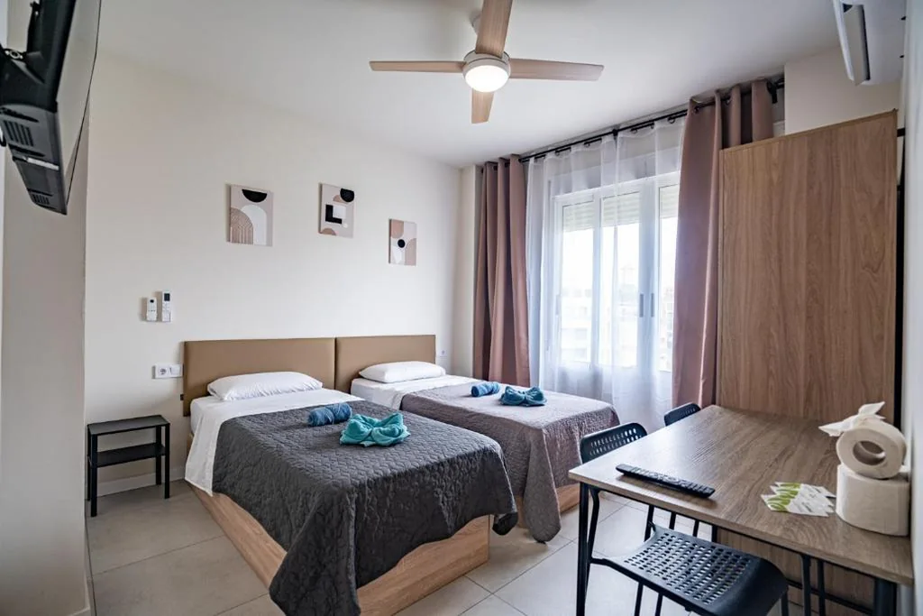 Tweepersoonskamer met Gedeelde Badkamer - 2 Bedden — Versus Valencia Stay