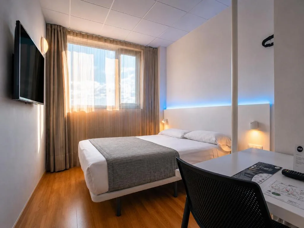 Doppelzimmer - 1 oder 2 Betten — Vértice Roomspace