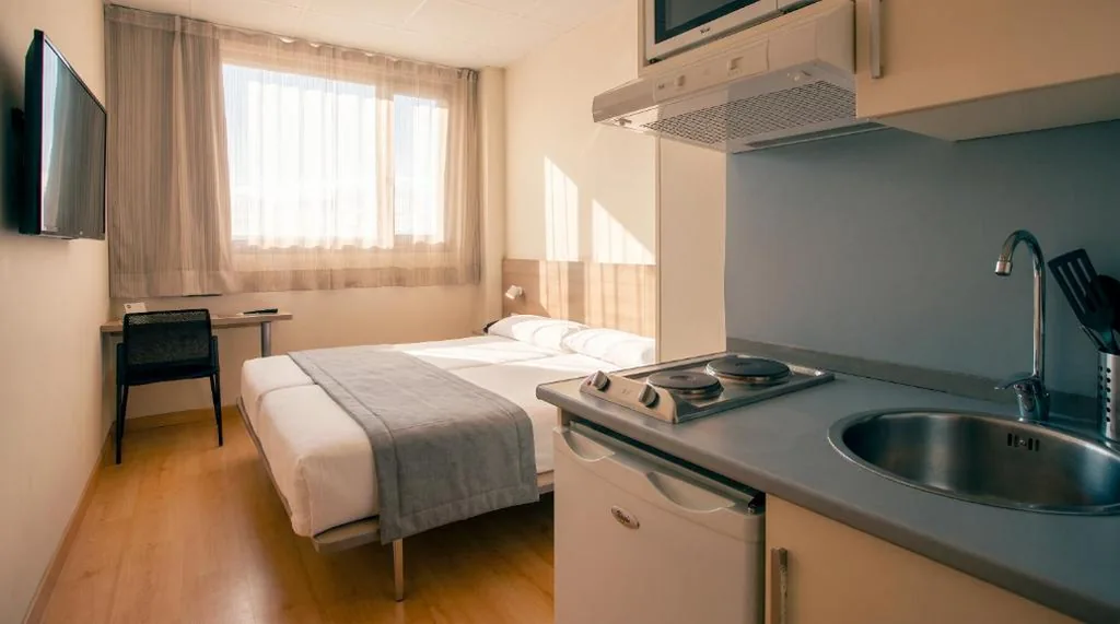 Doppelzimmer mit Küchenzeile - 1 oder 2 Betten — Vértice Roomspace