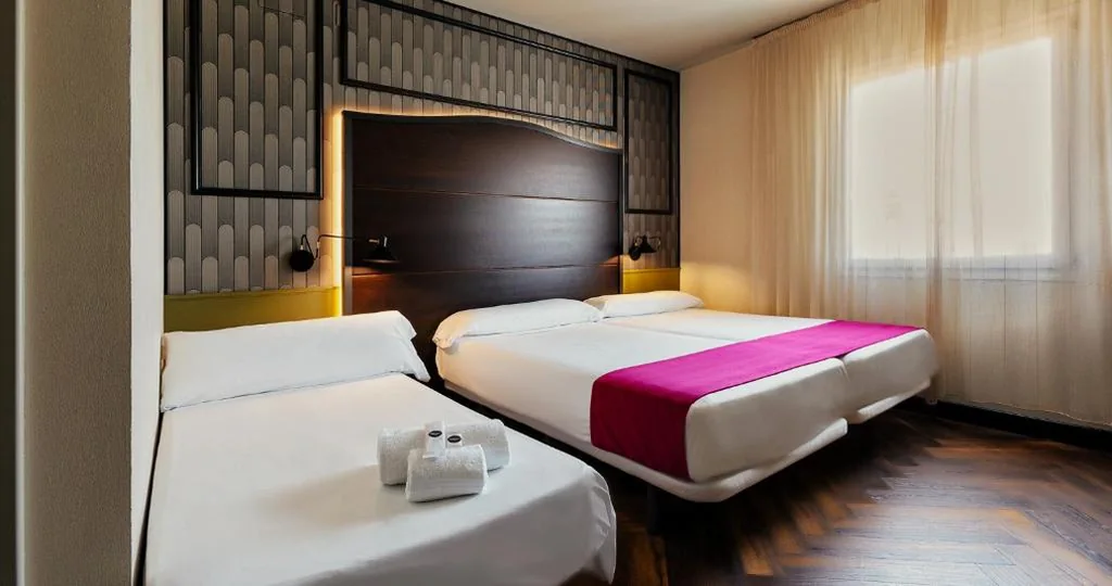 Quarto Duplo com cama extra (2 adultos + 1 criança) - 2 camas — Vértice Sevilla Aljarafe