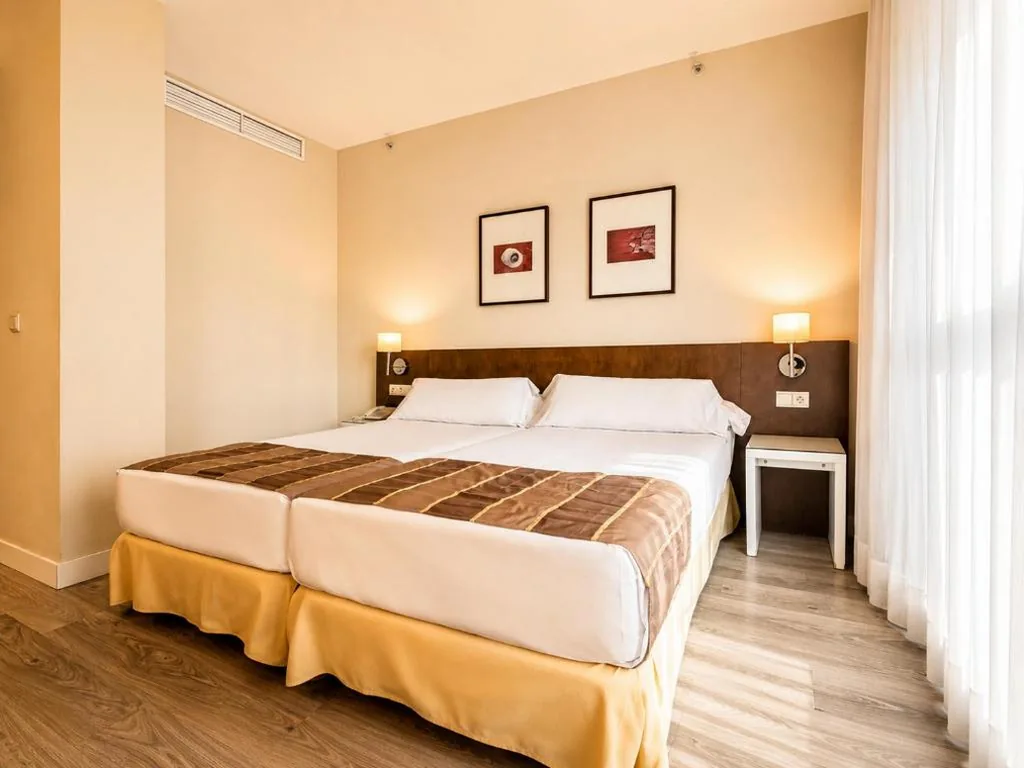 Habitación Doble Estándar - 2 camas — Vértice Sevilla