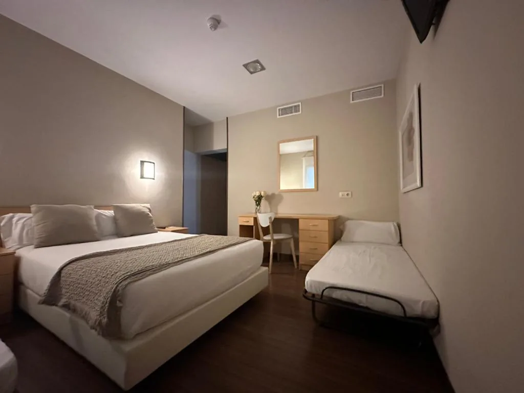 Habitación Doble con cama supletoria — Vettonia Hotel