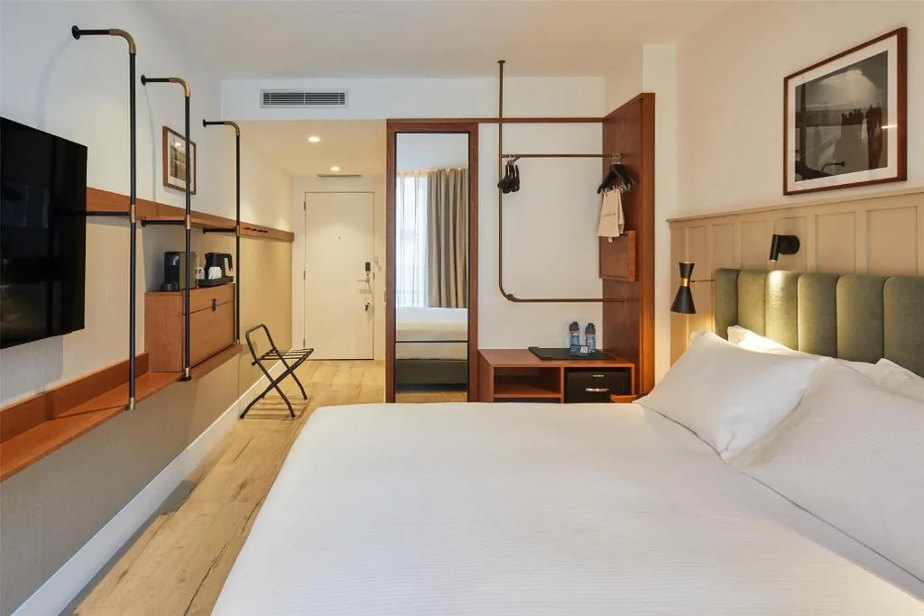 Habitación adaptada para personas de movilidad reducida - 1 cama grande — Via Sants Hotel Barcelona, Tapestry Collection By Hilton