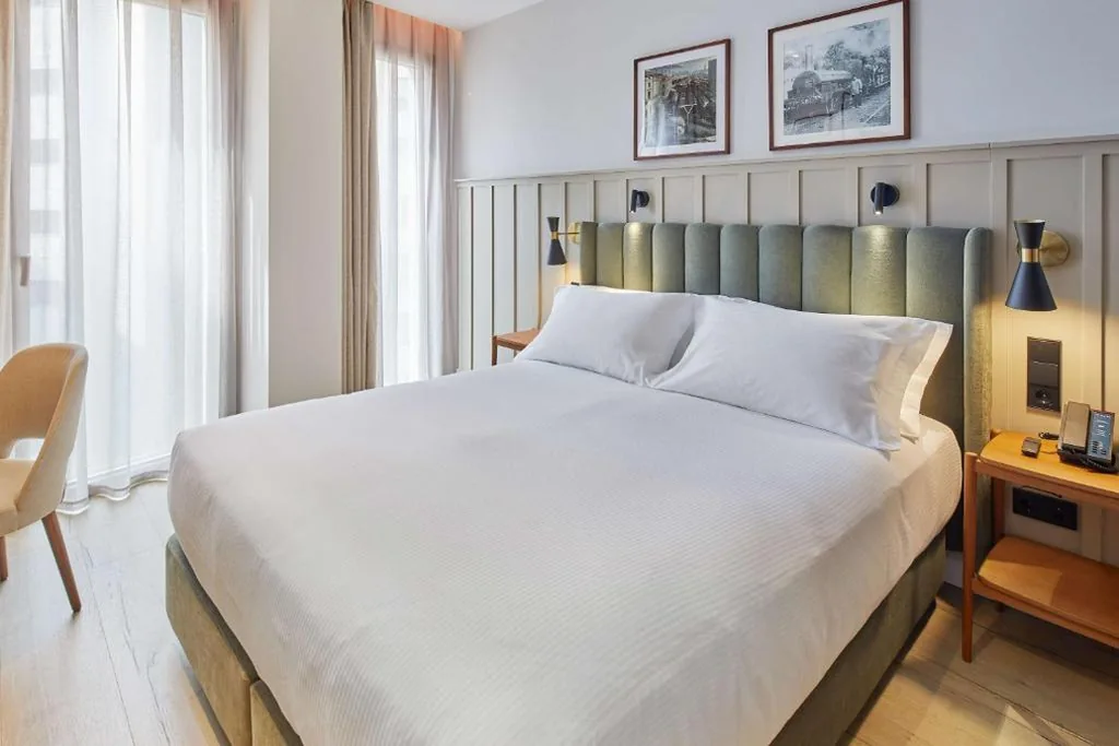 Habitación con cama grande — Via Sants Hotel Barcelona, Tapestry Collection By Hilton