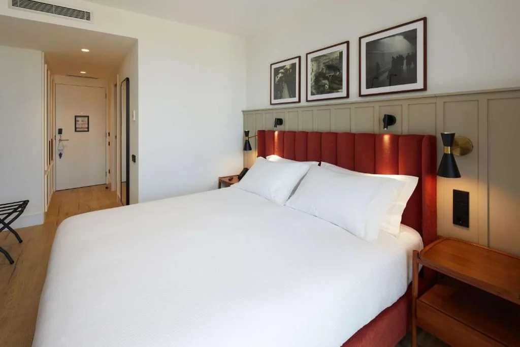 Habitación doble deluxe con cama grande y balcón — Via Sants Hotel Barcelona, Tapestry Collection By Hilton