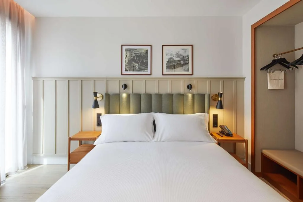 Habitación Superior - 1 cama grande — Via Sants Hotel Barcelona, Tapestry Collection By Hilton