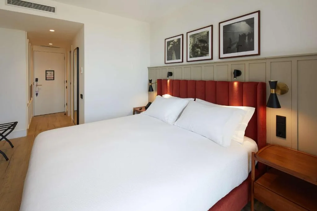 Habitación Superior con cama extragrande — Via Sants Hotel Barcelona, Tapestry Collection By Hilton
