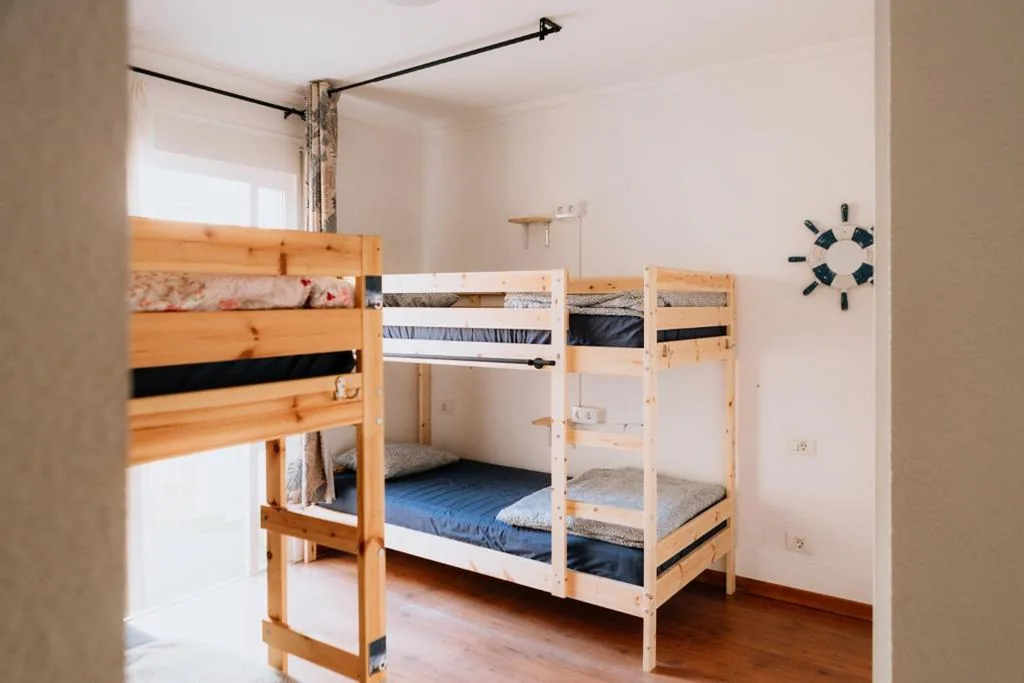 Cama en habitación compartida con 4 camas — Vibes Surfhouse