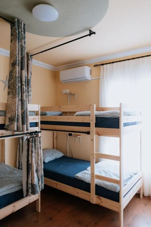 Cama en habitación femenina compartida de 4 camas — Vibes Surfhouse