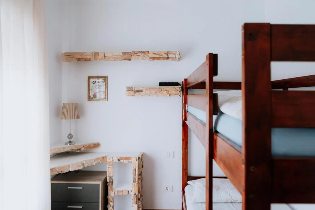 Litera en habitación compartida mixta — Vibes Surfhouse