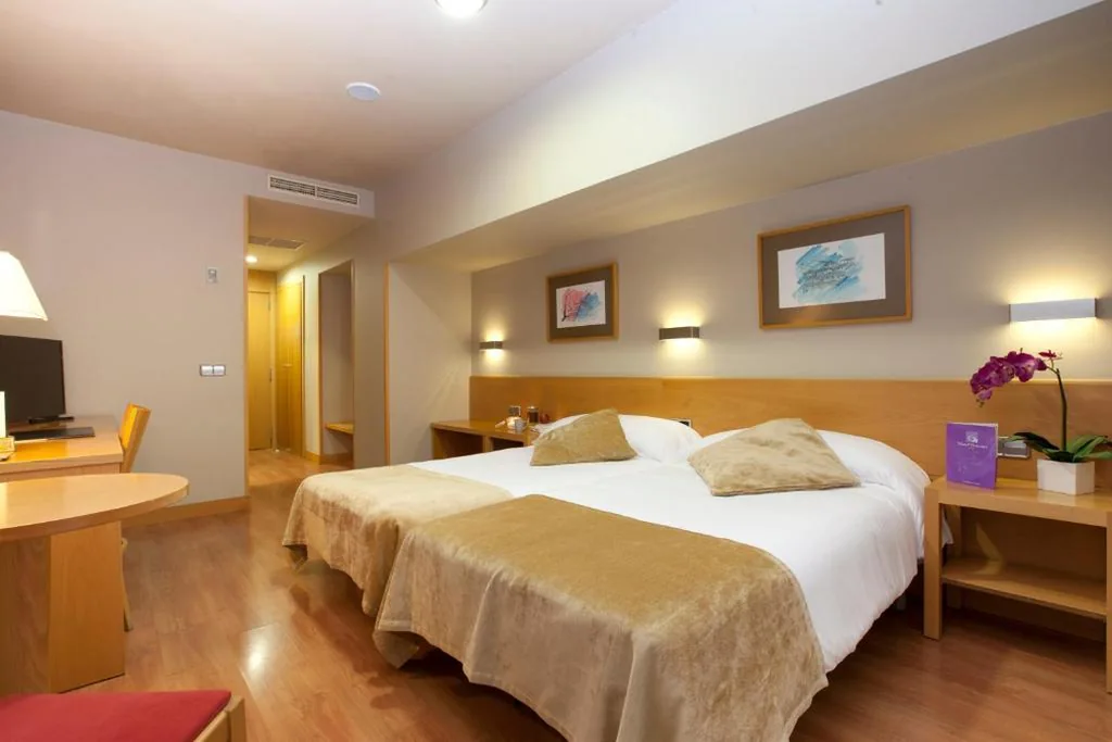 Tweepersoonskamer - 1 of 2 bedden — Victoria 4 Puerta del Sol
