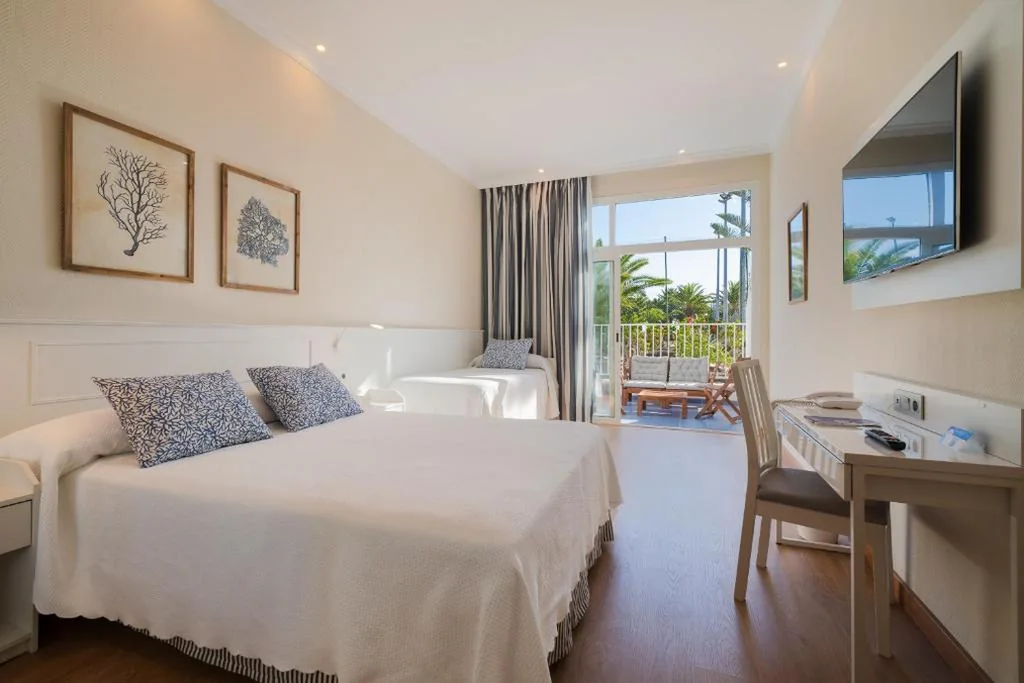 Quarto Familiar com Vista Jardim (3 adultos + 1 criança) — VIK Hotel San Antonio