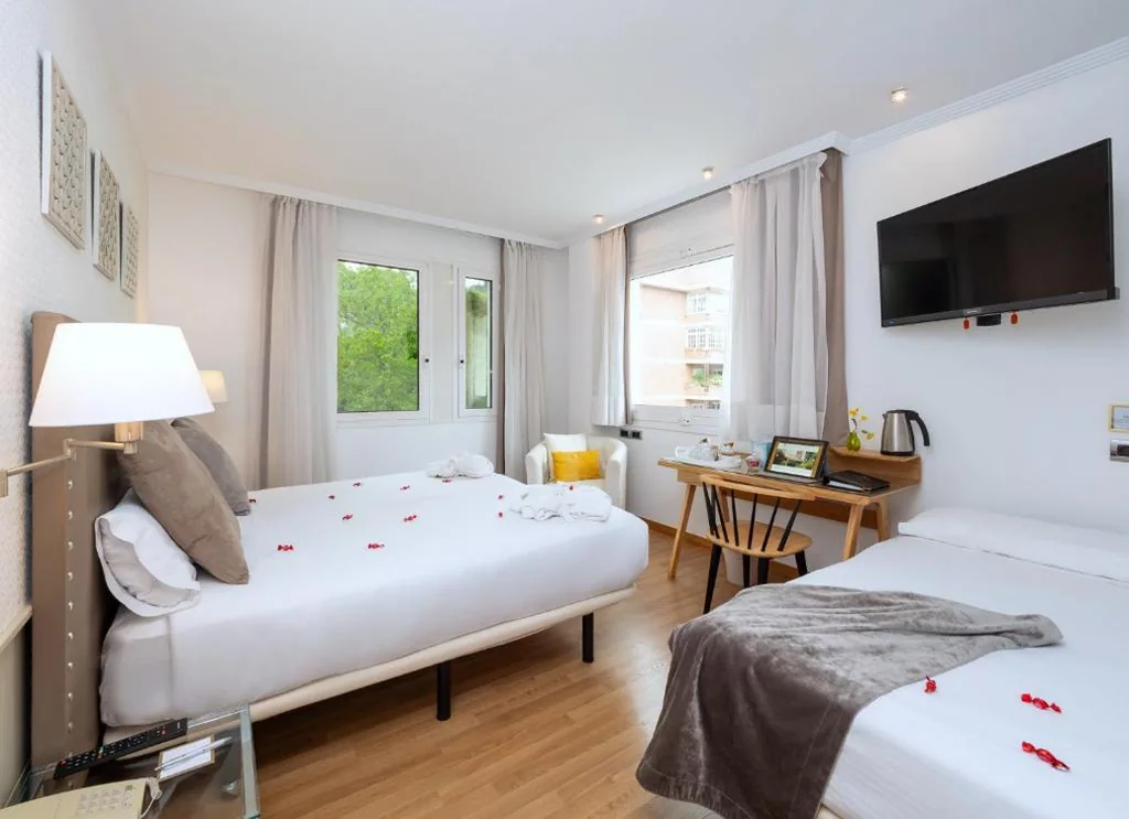 Habitación Doble con cama supletoria - 1 o 2 camas — Vilana Hotel Boutique