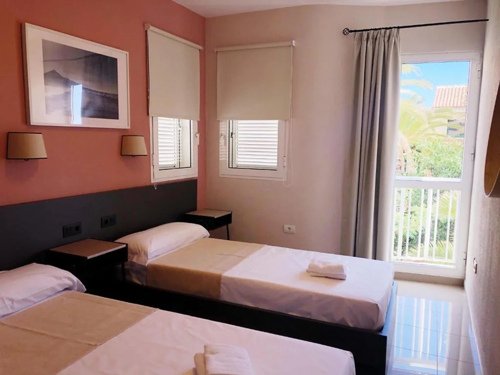 Quarto Duplo com casa de banho partilhada - 2 camas — Villa 8 Islas