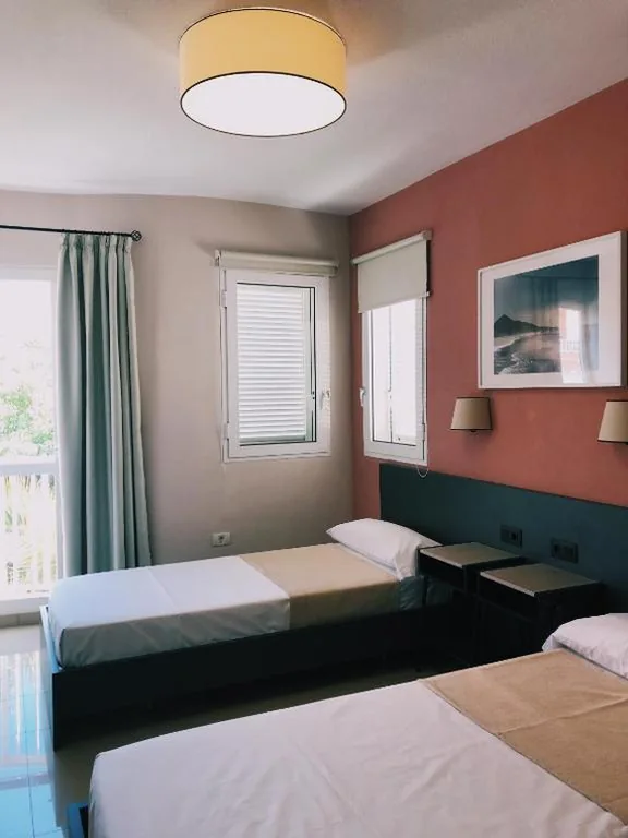 Quarto Duplo com casa de banho partilhada - 2 camas — Villa 8 Islas