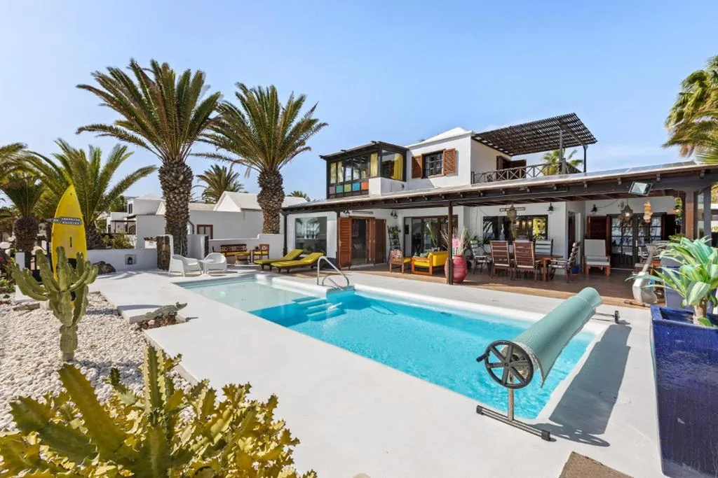 Villa com piscina privada — Villa a pie de mar