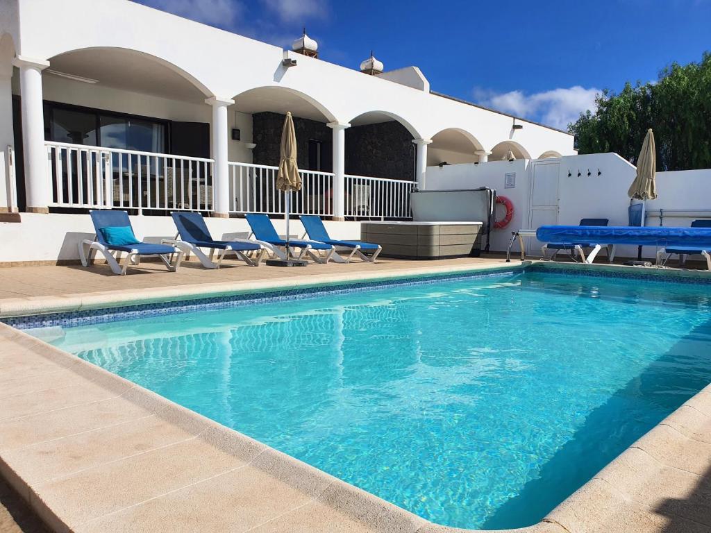 Villa Alberto Private Heated Pool, Jacuzzi, Sea Views