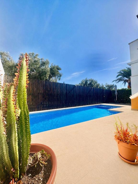Villa Alegre, Mar Menor Golf - 2 beds - 2 baths - private heated pool - solarium - family friendly