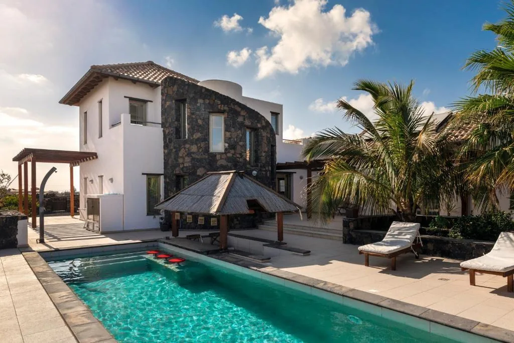 Villa mit Gartenblick — Villa Annunaki