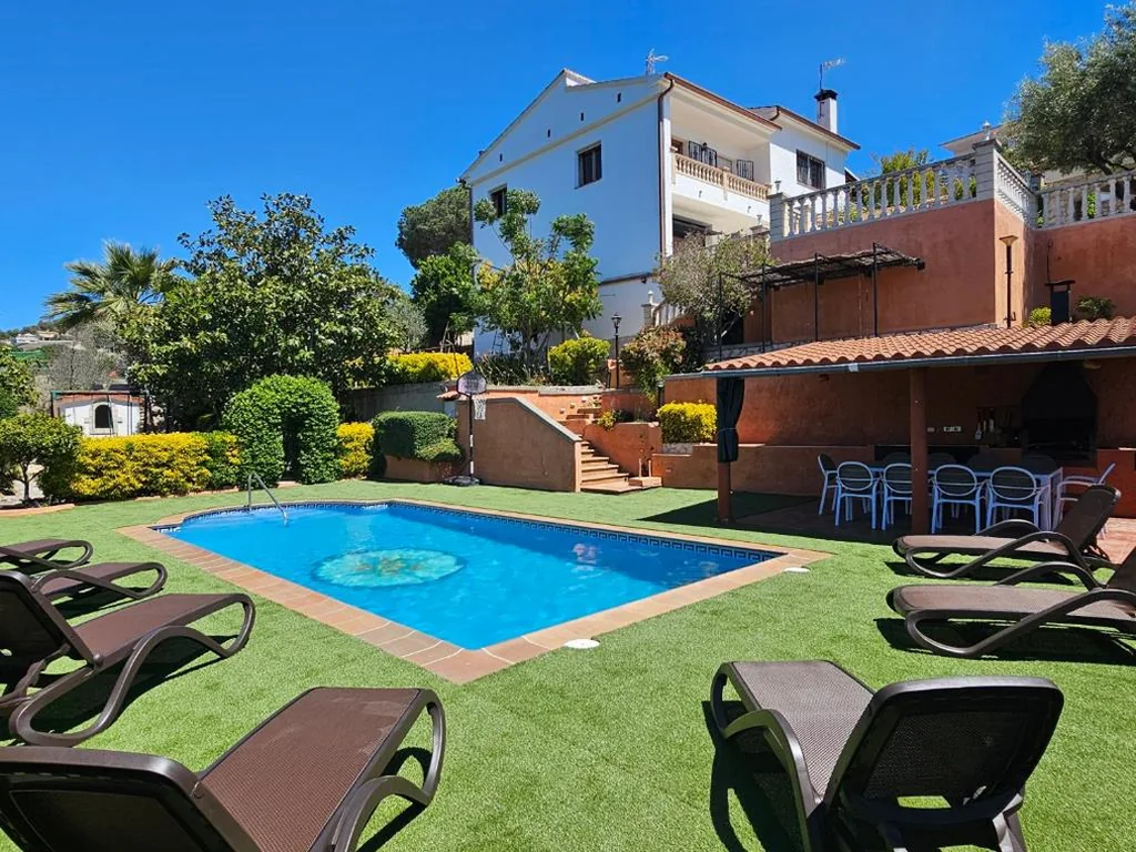 Villa avec piscine privée — VILLA ARBUCIES with private pool