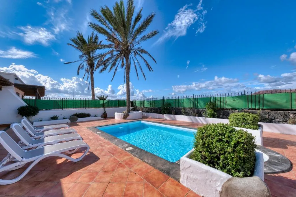 Huis met 5 slaapkamers — Villa Arena Blanca with Private Pool and BBQ By Lanzarote Vacation Homes