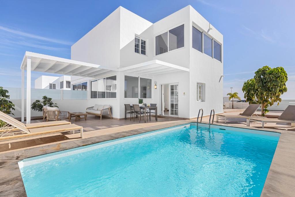 Villa Atlántica - Heated pool in Playa Blanca