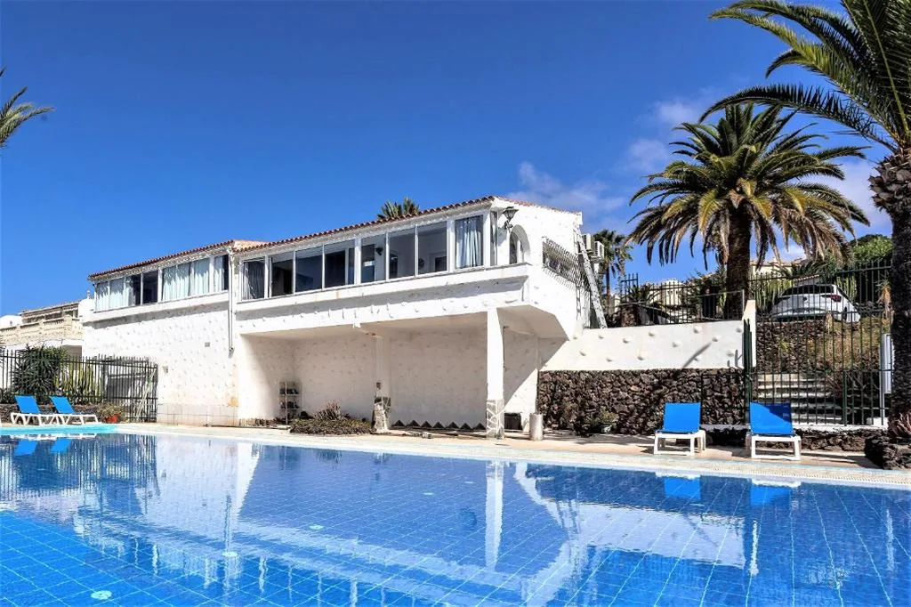 Villa con 1 camera da letto — Villa Azure Horizon and Breeze - Panoramic Ocean View and Heated Pool