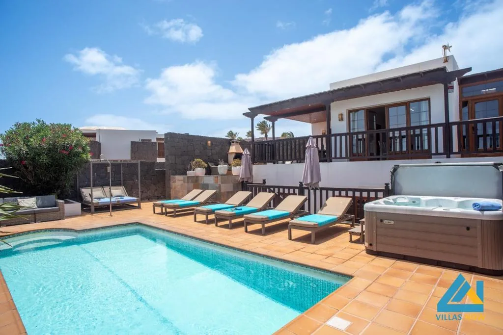 Villa con piscina privada — Villa Azure - LH122 By Villas Now Ltd