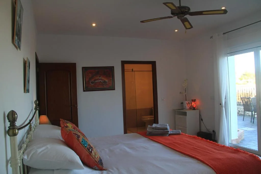 Deluxe kamer met extra groot tweepersoonsbed — Villa Beniarres Guest House B&B in Moraira