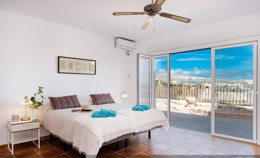 Deluxe kamer met extra groot tweepersoonsbed — Villa Beniarres Guest House B&B in Moraira