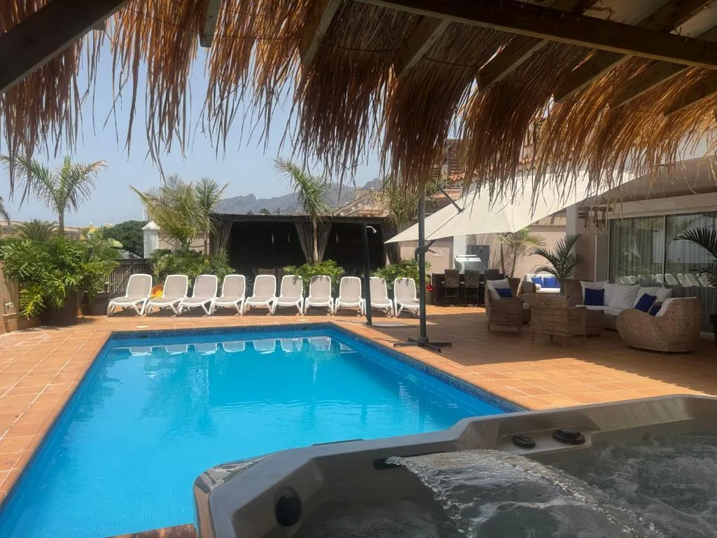 Villa — VILLA BLOSSOM in the beautiful area of Puerto Santiago Tenerife with 5 bedrooms for up to 10 guests private swimming pool and many other activities to entertain the family Secure parking for