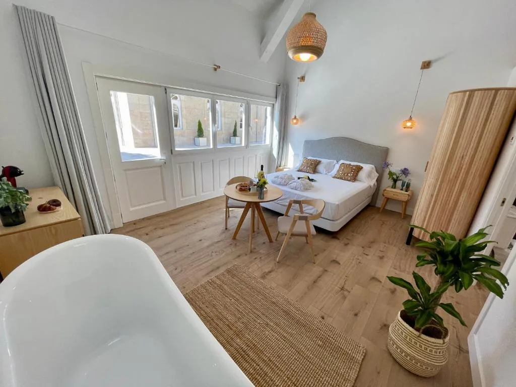 Suite con cama grande — Villa Boutique 1880-Romantic Historic Boutique Hotel with Outdoor Jacuzzi