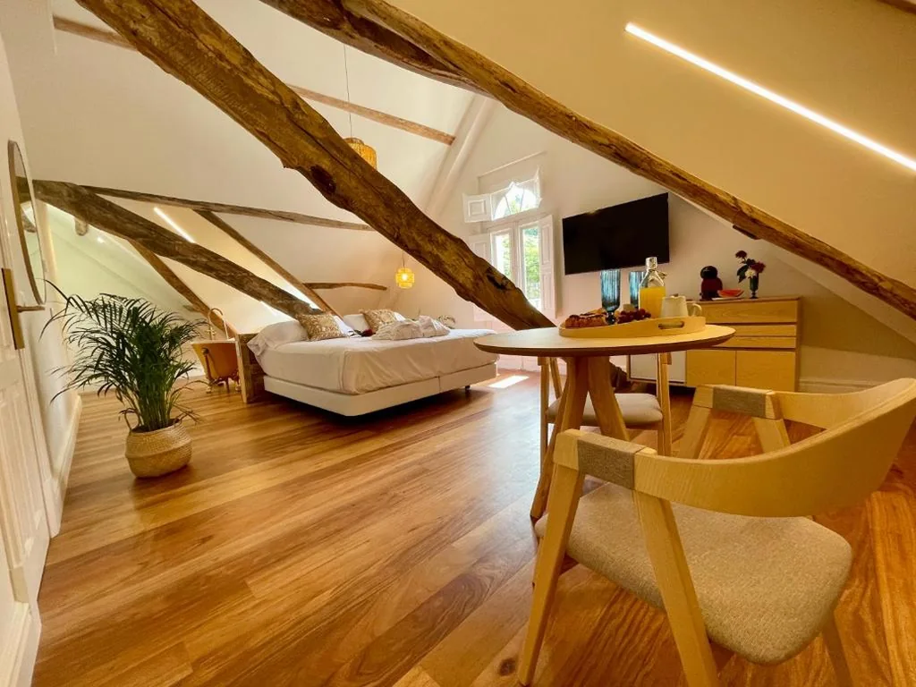 Suite con cama grande y balcón — Villa Boutique 1880-Romantic Historic Boutique Hotel with Outdoor Jacuzzi