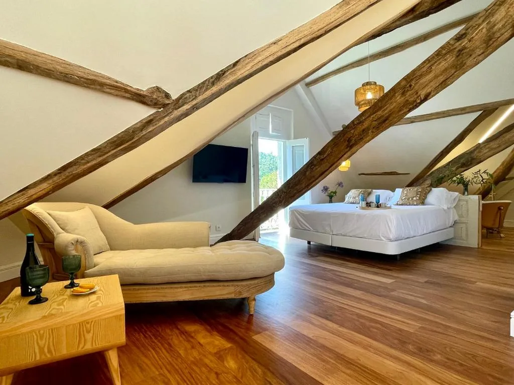 Suite con cama grande y balcón — Villa Boutique 1880-Romantic Historic Boutique Hotel with Outdoor Jacuzzi