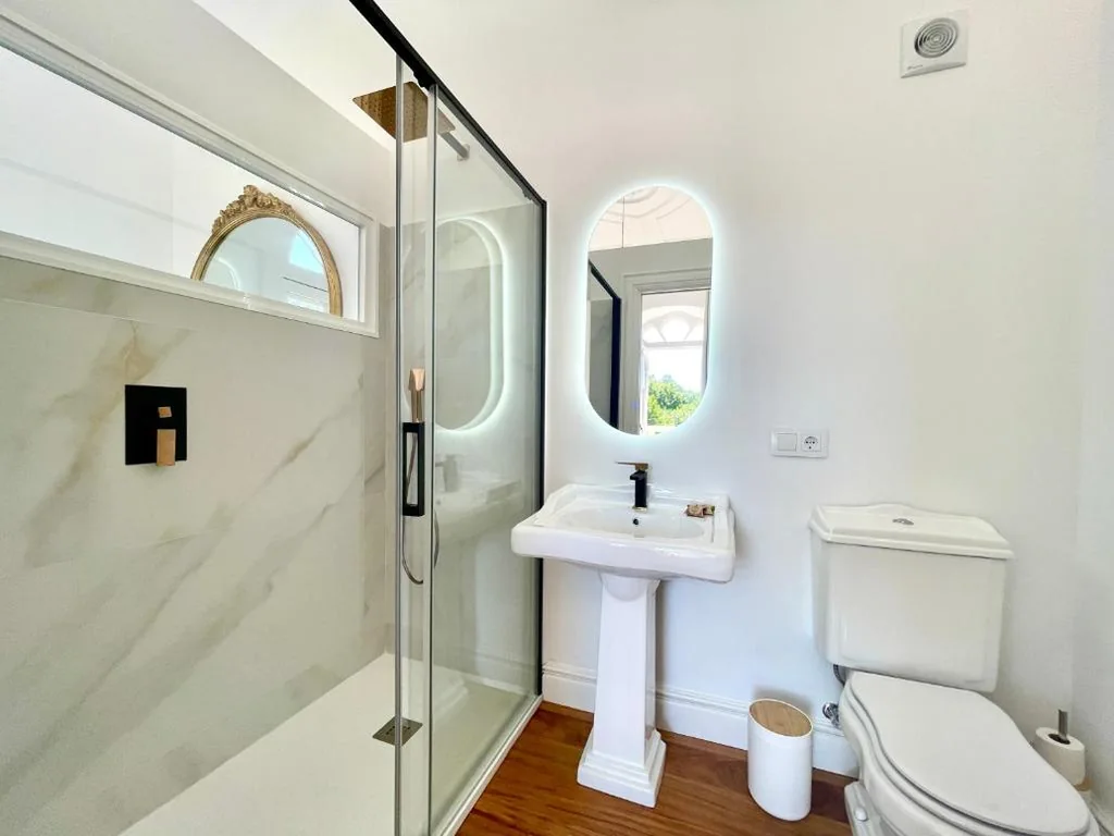 Suite con cama grande y vistas a la piscina — Villa Boutique 1880-Romantic Historic Boutique Hotel with Outdoor Jacuzzi