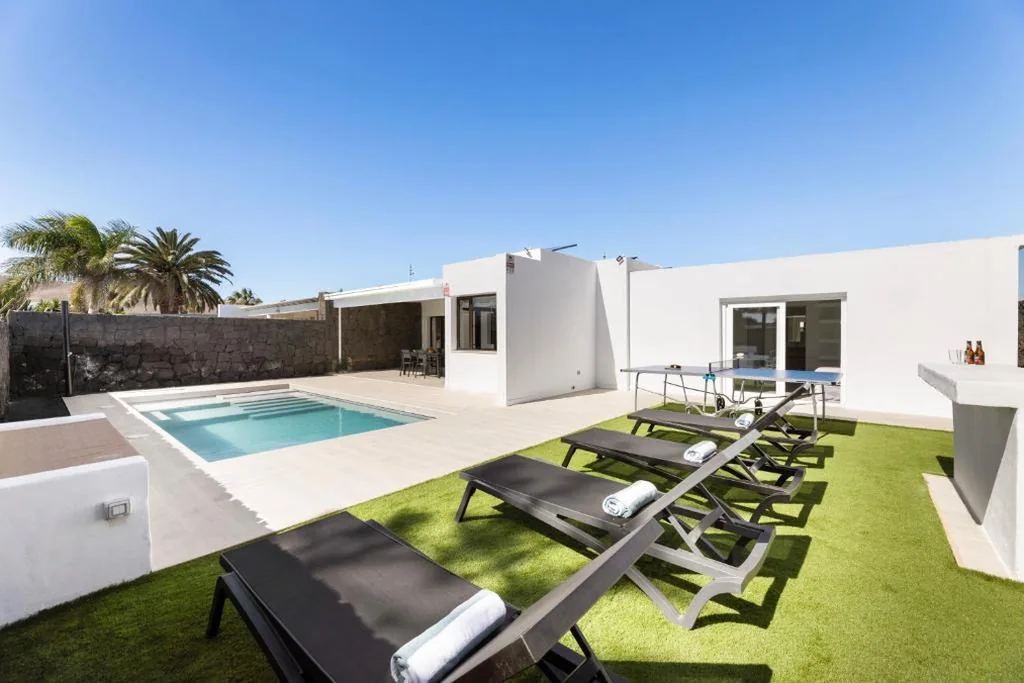 Villa — Villa Cactus - Large Private Plot - Heated Pool & BBQ - Luxury Vacation