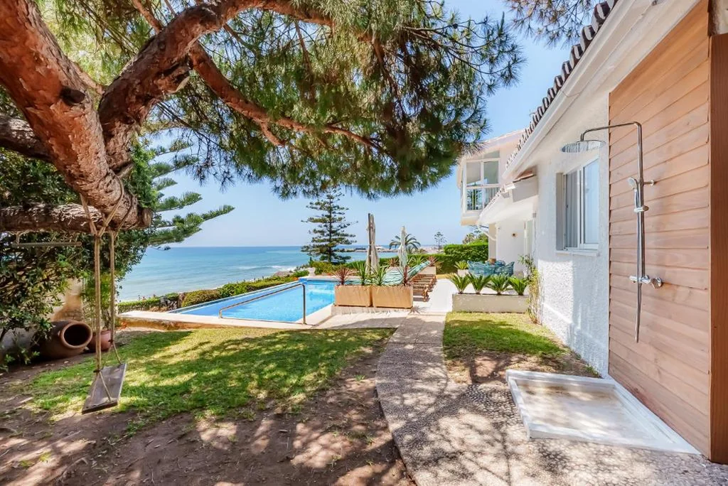 Villa fronte spiaggia — Villa Calmamar Cabopino Beachfront in Marbella