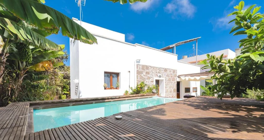 Villa met privézwembad — Villa Canaria piscina jacuzzi jardín