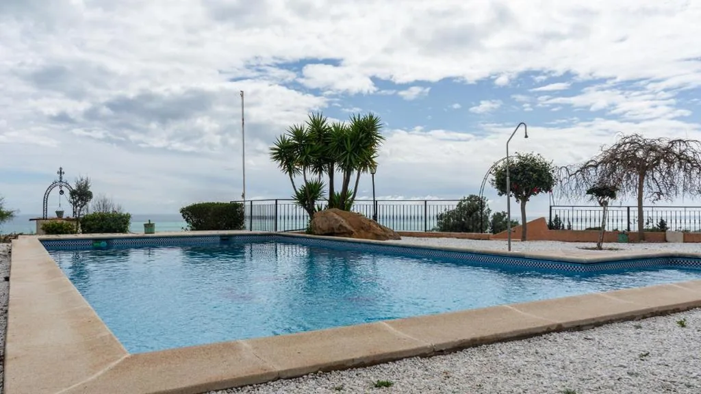 Villa — VILLA CANTARES