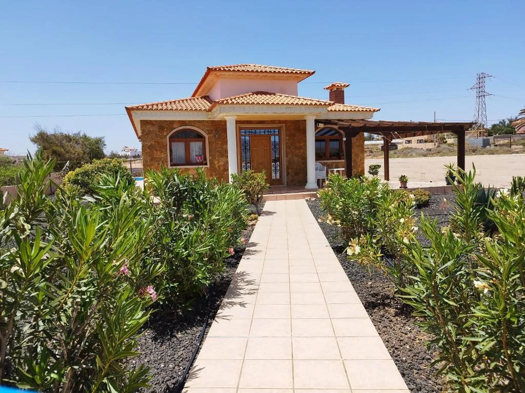 Villa de 3 dormitorios — Villa Casa Del Sol 3 Bedroom Villa With Private Solar Covered 12m x 6m Pool Minimum Stay 7 Nights Chromecast And WiFi Throughout The Property