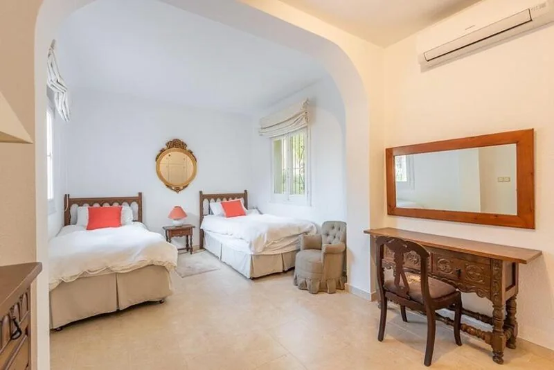 Villa Casa La Concha - Luxury 6 bedroom Villa in Marbella, Beautiful Mountain View, Heated Swimming Pool, 15min walk to Puerto Banus Beaches, Sleeps up to 12